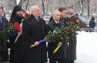 Охрана Азарова не пустила чернобыльцев к памятнику