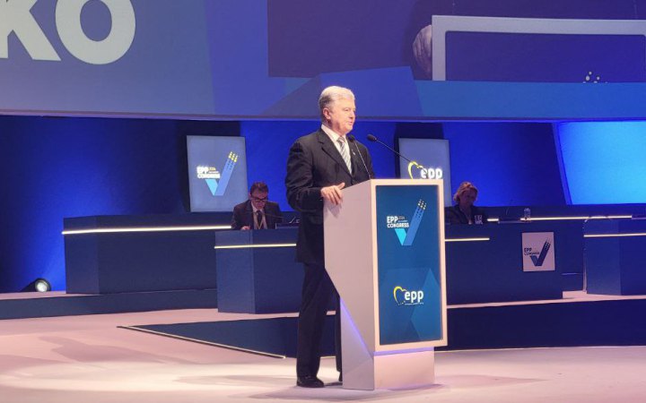 Порошенко на конгресі ЄНП закликав партнерів надати усю необхідну Україні зброю