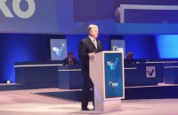 Порошенко на конгресі ЄНП закликав партнерів надати усю необхідну Україні зброю