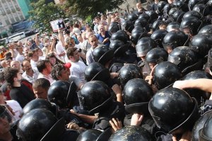 "Беркут" под Украинский дом подогнали из регионов