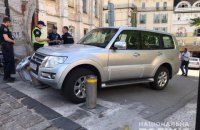 П'яний чоловік у Києві викрав авто іноземного посла і потрапив на ньому в ДТП