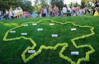 ДУСя запаслась цветочками почти на миллион грн