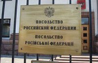 Двери генконсульства России в Чернигове облили черной краской
