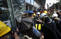 Власти Гонконга отказались от скандального закона об экстрадиции после протестов