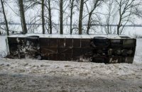 Рейсовый автобус с 12 пассажирами перевернулся в Харьковской области