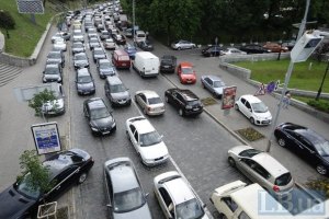 Киев перед майскими остановился в девятибальных пробках