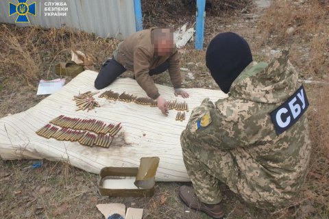 СБУ обнаружила вблизи линии разграничения тайник с противотанковыми минами и взрывчаткой