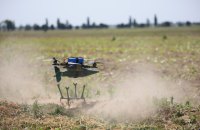 Російський дрон атакував посеред вулиці цивільного у Херсоні
