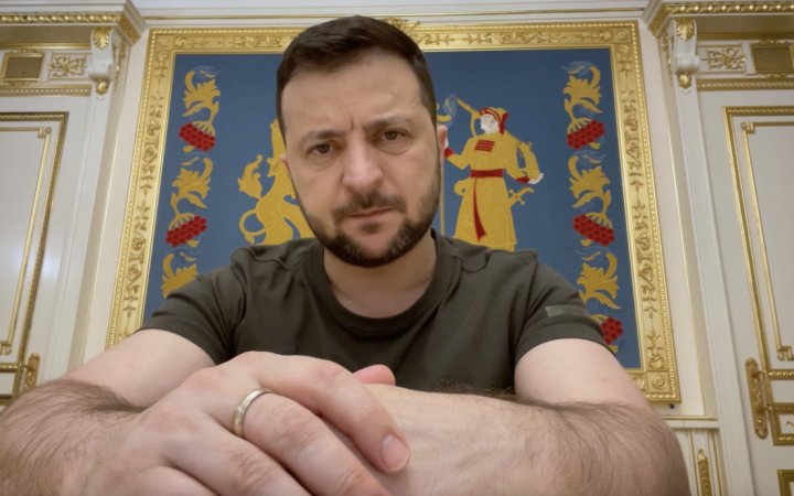 Зараз всі українці мають бути єдиним народом, який бореться й не дозволяє світу перемкнути увагу з подій в Україні, - Зеленський