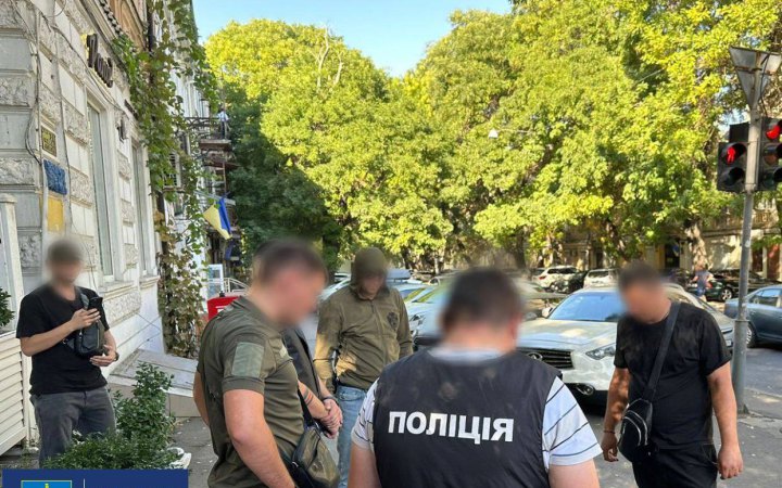 Експосадовець військової частини вимагав 1500 доларів із військового за переведення до небойового підрозділу, – прокуратура