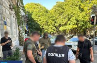 Експосадовець військової частини вимагав 1500 доларів із військового за переведення до небойового підрозділу, – прокуратура