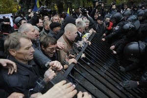Милиция ищет владельца забора возле Верховной Рады