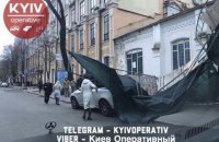 У метро "Арсенальная" в Киеве обрушилась часть строительной конструкции