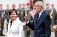 Президент Австрии нарушил карантинные ограничения в одном из ресторанов