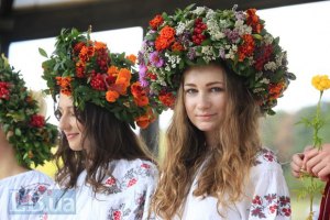 В Черновцах люди в вышиванках установили национальный рекорд