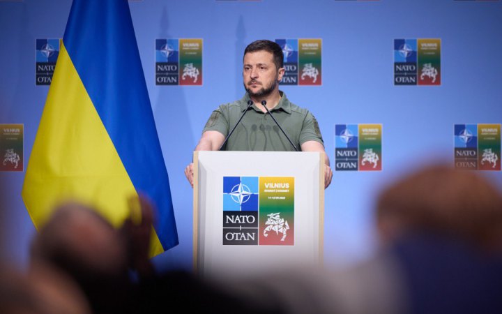 Зеленський про можливість отримання Україною ракетних систем ATACMS: "Почекайте, не все одразу"