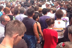 Врадиевских милиционеров "охраняют" депутаты и несколько десятков протестующих
