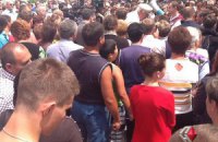 Врадиевских милиционеров "охраняют" депутаты и несколько десятков протестующих