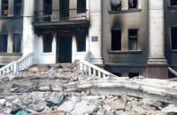 Из-под завалов драмтеатра в Мариуполе спасли 130 человек, там еще может быть "по меньшей мере 1300", – нардеп