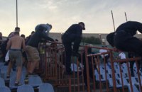 В матче Первой лиги произошла массовая драка гостевых ультрас с полицией