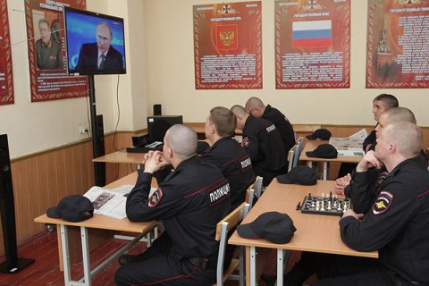 56% россиян считают, что окружение Путина скрывает от него правду, - опрос