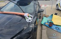 В Киеве парень прыгал по припаркованным машинам ради записи в блог