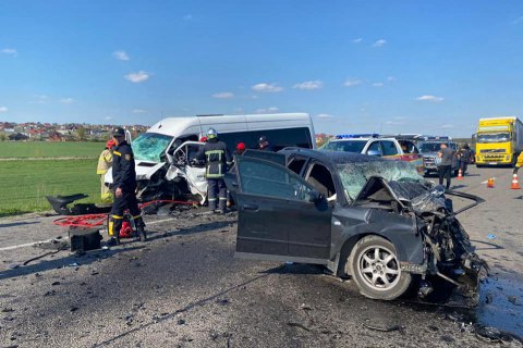На трассе Киев-Чоп в результате ДТП погибли два человека, из них один ребенок 
