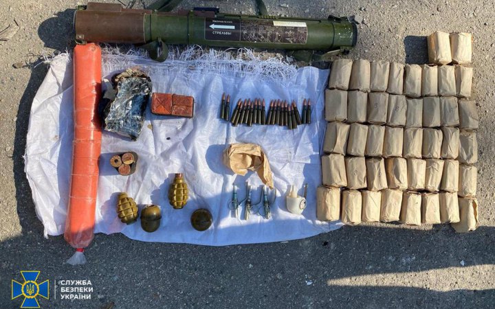 СБУ затримала торговця зброєю та виявила схрон із засобами ураження на Запоріжжі