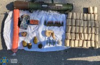 СБУ затримала торговця зброєю та виявила схрон із засобами ураження на Запоріжжі