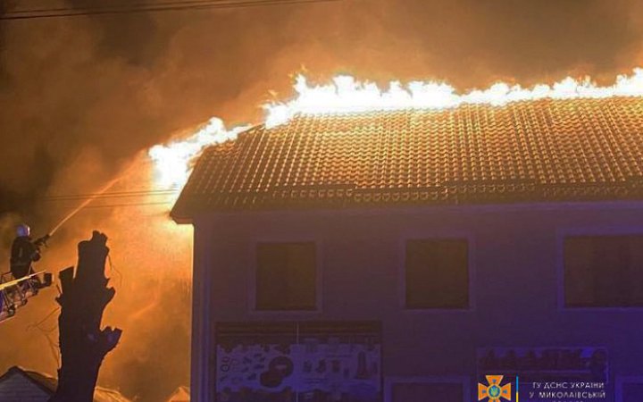 Після артобстрілу в Миколаєві горів житловий будинок і магазин