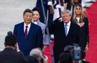 Трамп зустрів Сі Цзінпіня в аеропорту червоним хідником і прольотом військової авіації