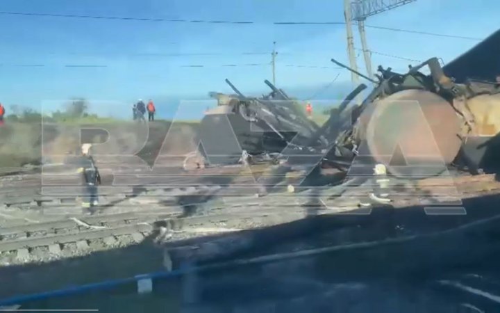 У РФ дрон атакував вантажний потяг, загорілася цистерна із паливом