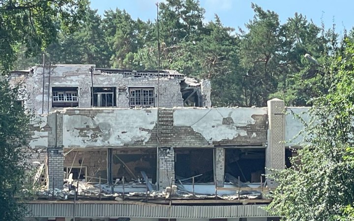 На Чернігівщині ворог влучив у будинок культури, загинули дві жінки (оновлено)