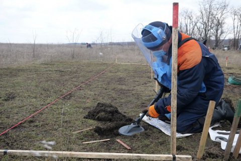 Пиротехников ГСЧС неподалеку от Гнутова эвакуировали с места проведения разминирования из-за обстрелов