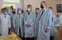 Президент Литвы посетил раненых бойцов в Главном военном клиническом госпитале 