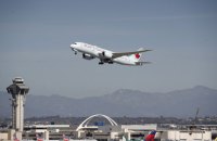 Літак Boeing втратив висоту під час польоту, постраждало 50 осіб