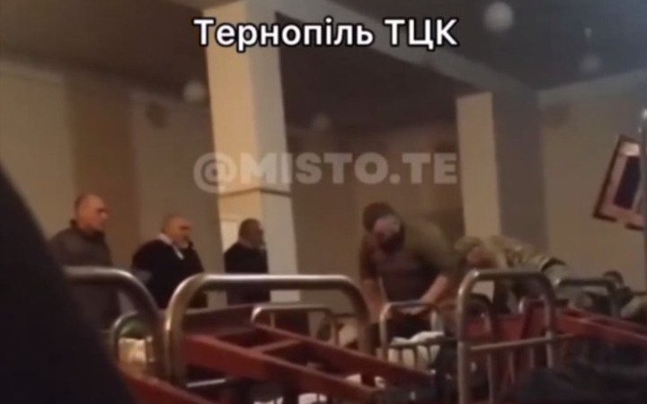 У Тернопільському військкоматі били та принижували мобілізованих. ДБР порушило справу