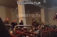 У Тернопільському військкоматі били та принижували мобілізованих. ДБР порушило справу