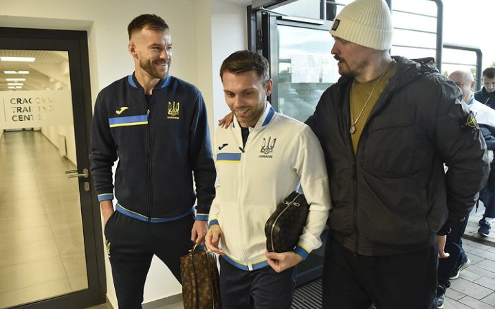 Усик у Польщі зарядив енергією гравців збірної України перед вирішальним поєдинком із Шотландією 