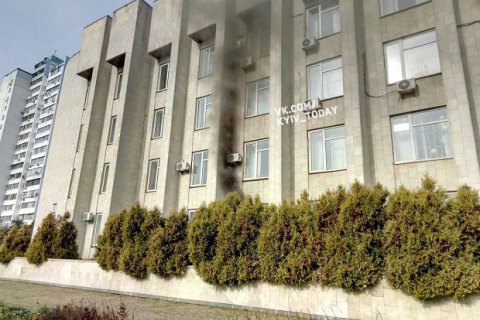 У Києві через пожежу з будівлі Деснянської РДА евакуювали 97 осіб