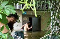 «Нас усіх пограбували». Херсонці оцінюють наслідки затоплення
