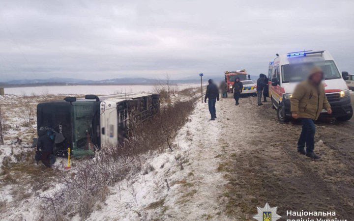На Прикарпатті перекинувся рейсовий автобус: є загиблий і 13 постраждалих (оновлено)