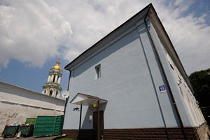 Церковь против больницы