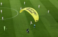 Перед матчем Євро-2020 активіст Greenpeace несанкціоновано спустився на парашуті в чашу стадіону і травмував глядачів