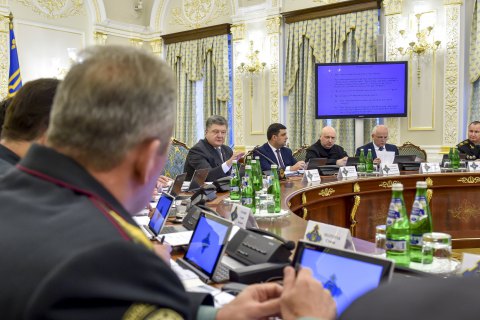 Порошенко призвал повысить зарплаты пограничникам до уровня военных