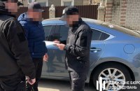 На Херсонщині правоохоронці затримали двох військових посадовців, які виплачували фіктивні "бойові" солдатам