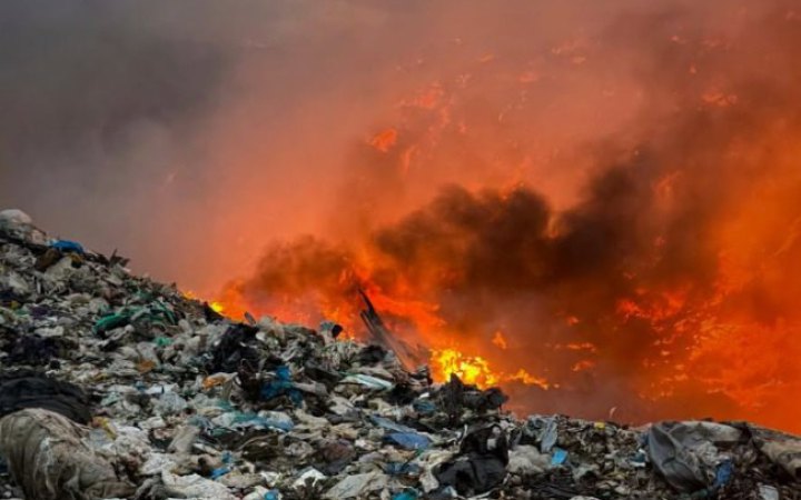 Біля Ужгорода загорілось сміттєзвалище. Площа пожежі швидко зростає через сильний вітер