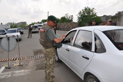 На КПВВ "Новотроицкое" задержали украинца с георгиевской лентой и прессой "ДНР"