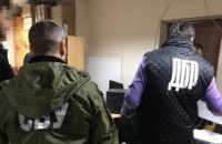 Сотрудник ГМС в Черновицкой области попался на взятке за выдачу биометрических загранпаспортов без очереди