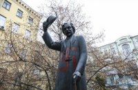 В Киеве вандалы расписали свастикой памятник Шолом-Алейхему